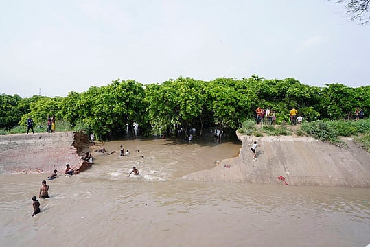 Delhi: Residents Of JJ Colony In Bawana End Up In Knee-Deep Water After Canal Breach
